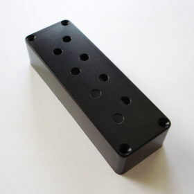 Pickupkappe - Bass / 4-Saiter mit Pole - schwarz